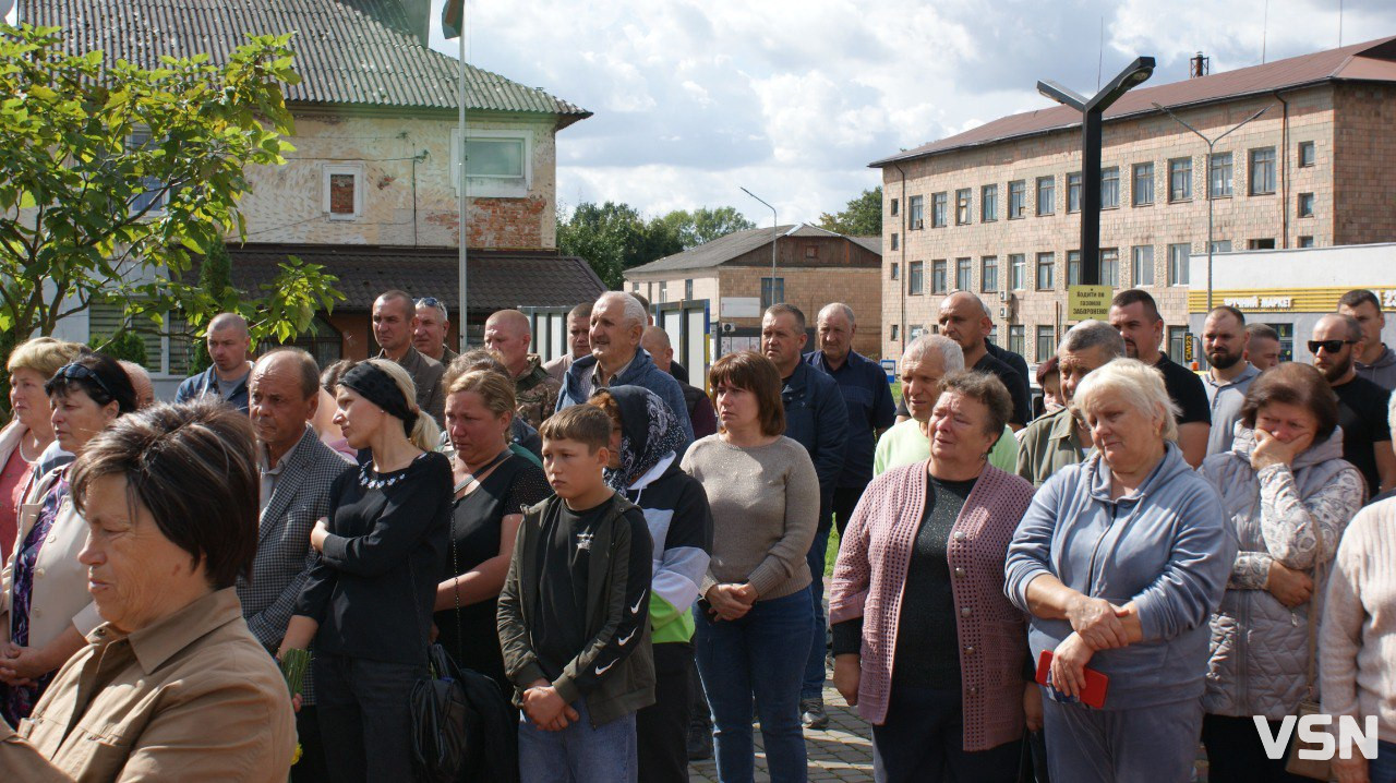 Повернувся додому після майже дворічної невідомості: Рожищенська громада зустріла «на щиті» Героя Віталія Козла. Фото