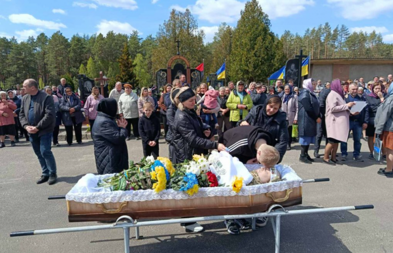 Життя обірвалося під час відпустки: волиняни провели в останню дорогу Андрія Сидорука