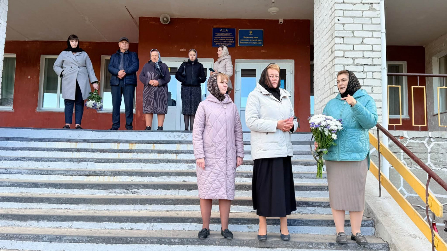 «Шкільний дзвінок прозвучав востаннє»: на Волині попрощалися з вчителькою