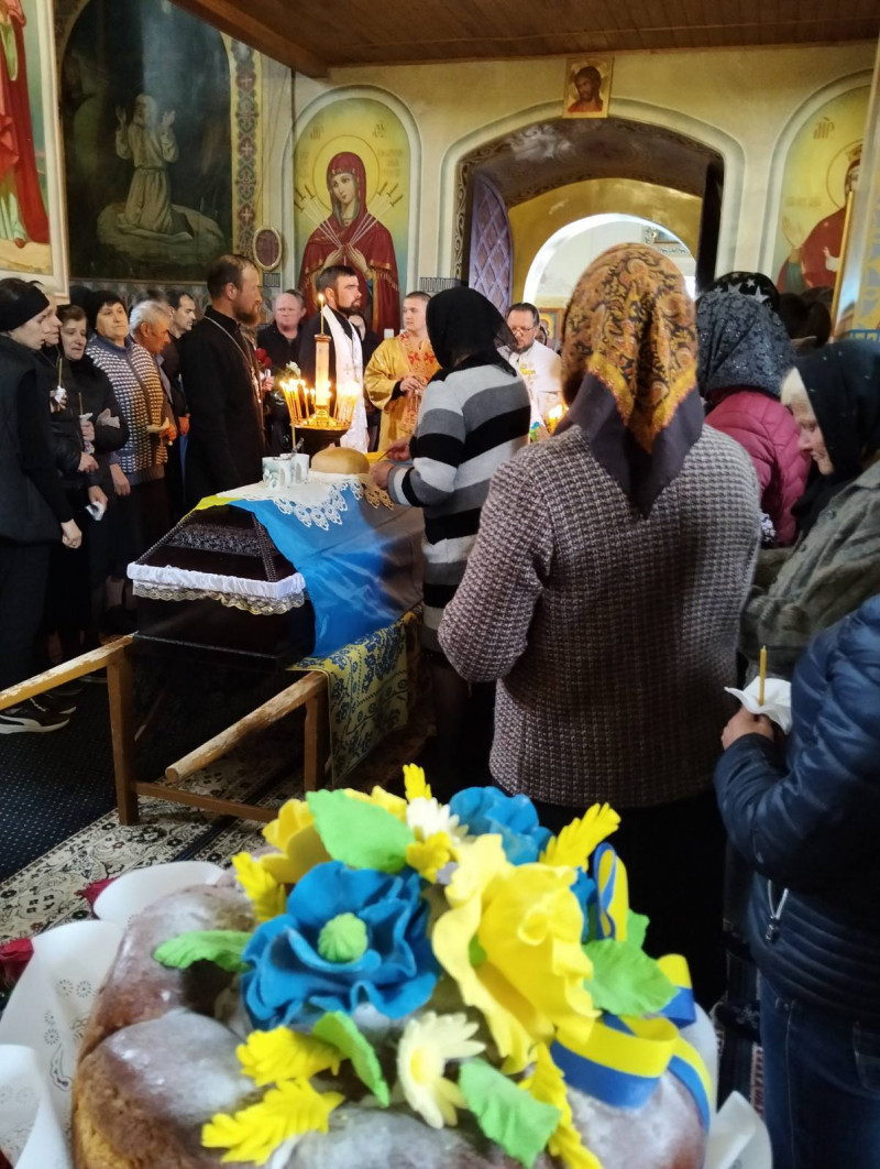 Жорстока війна залишила батьків без сина: у Луцькому районі провели в останню путь 26-річного Героя Романа Климчука