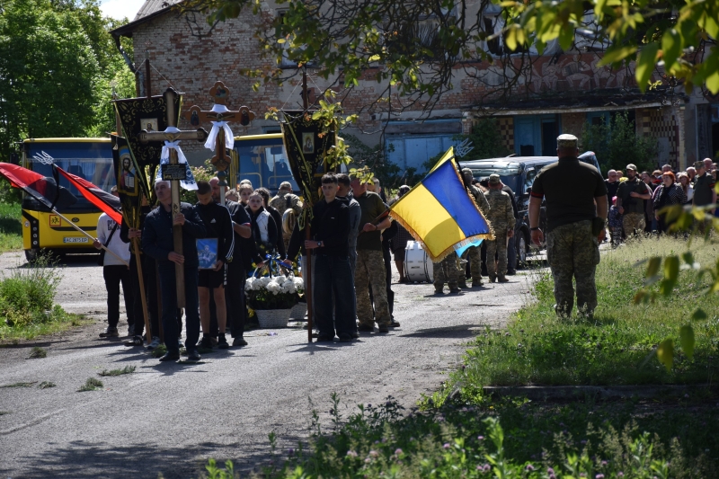 Два роки вважався безвісти зниклим: на Волині попрощалися з Героєм Віктором Шоломом
