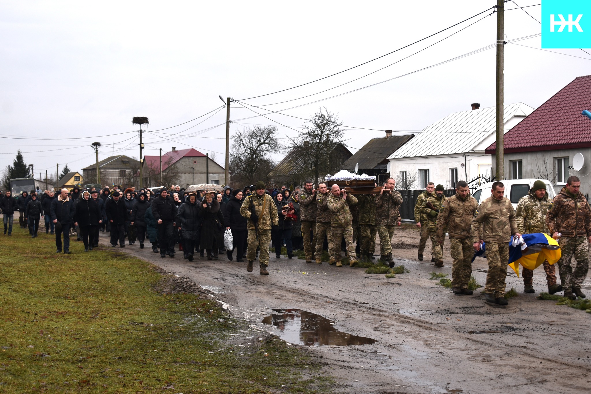 Загинув на війні у розквіті сил: на Волині в останню дорогу провели відважного Героя Богдана Диня