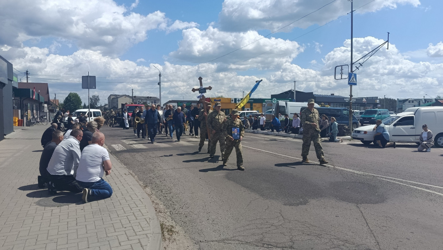 Біль втрати, що не стихає: у громаді на Волині провели в останню дорогу підполковника Повітряних сил України Юрія Халика
