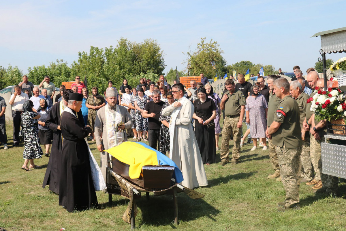 Понад два роки вважався зниклим безвісти: на Волині поховали Героя Дмитра Обозовського