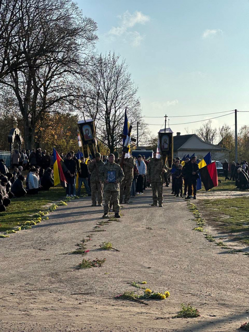 На Волині провели в останню дорогу воїна Романа Лисюка, який помер від важкого поранення