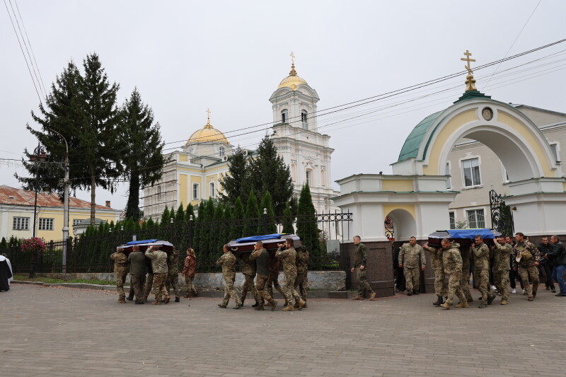 Три прощання в один день: у Луцьку провели в останню дорогу полеглих Героїв