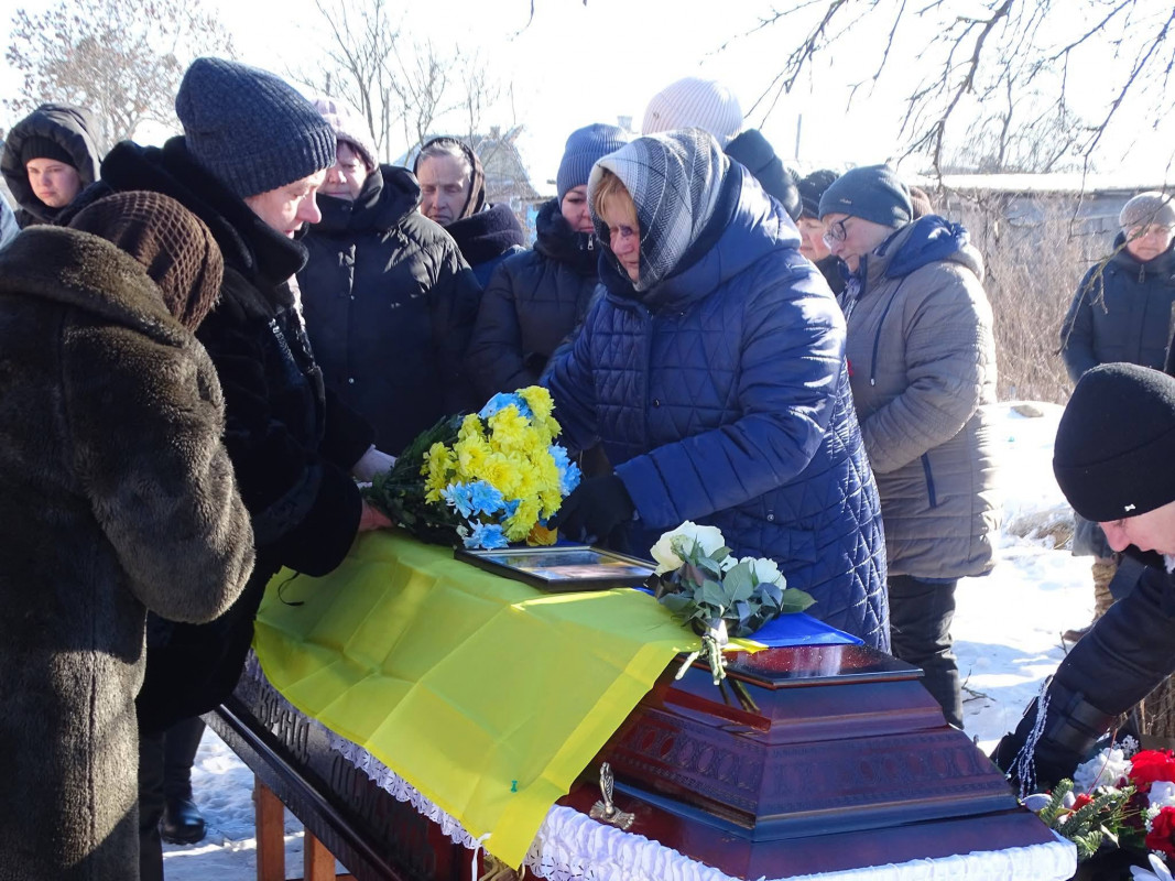 Загинув майже пів року тому: на Волині в останню земну дорогу провели Захисника України Павла Фіщука