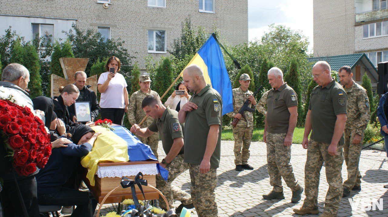 Повернувся додому після майже дворічної невідомості: Рожищенська громада зустріла «на щиті» Героя Віталія Козла. Фото