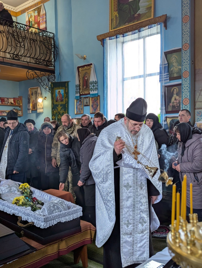 Не дочекалася матір наймолодшого сина, дружина втратила надійного чоловіка, син і доньки люблячого татуся: на Волині поховали Героя Петро Проца