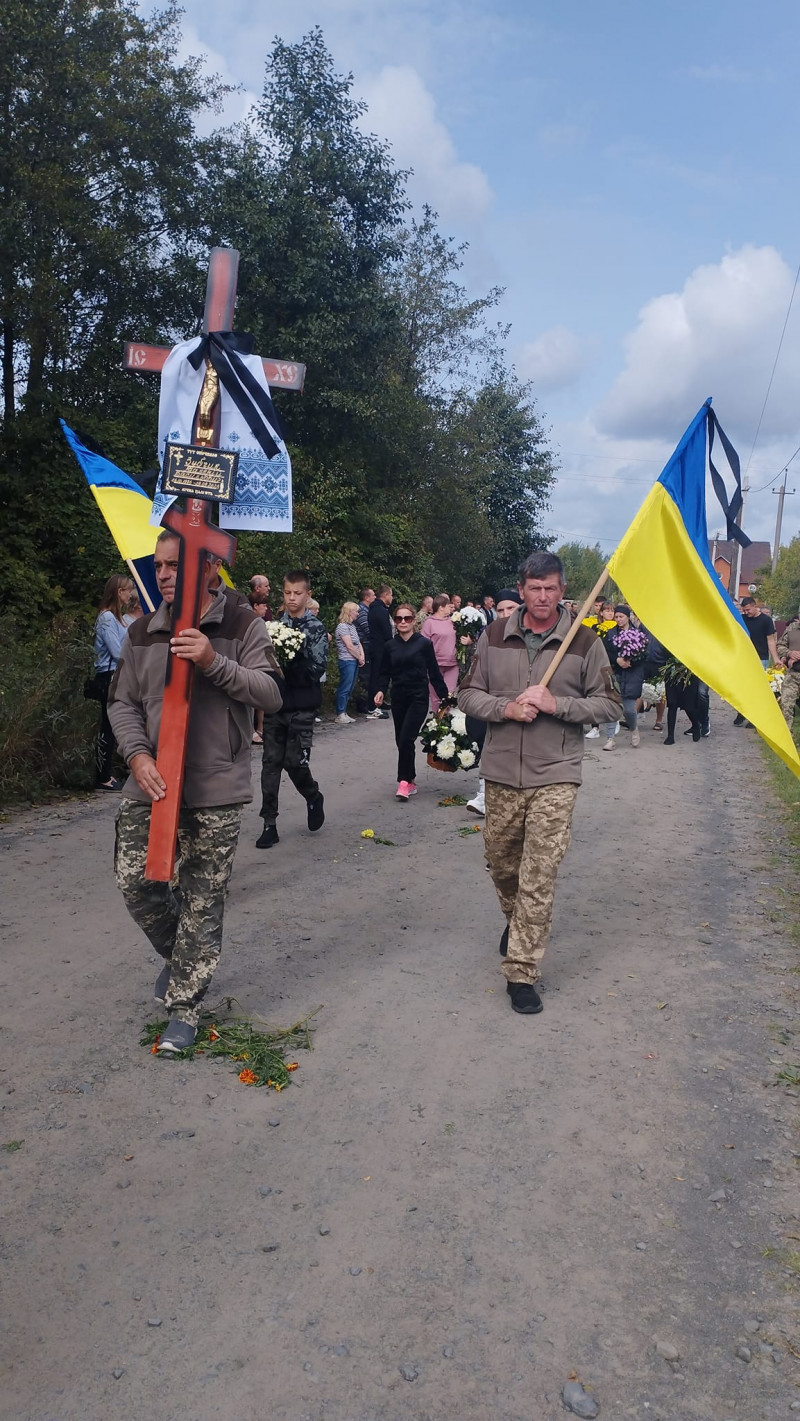 Чорний день у громаді: на Волині все село прийшло на поховання Героя Валерія Зубчика