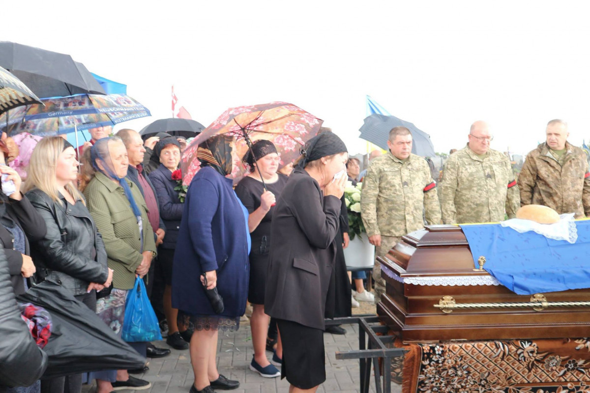 На колінах і зі сльозами: поблизу Луцька в останню путь провели 47-річного Героя Івана Мельника