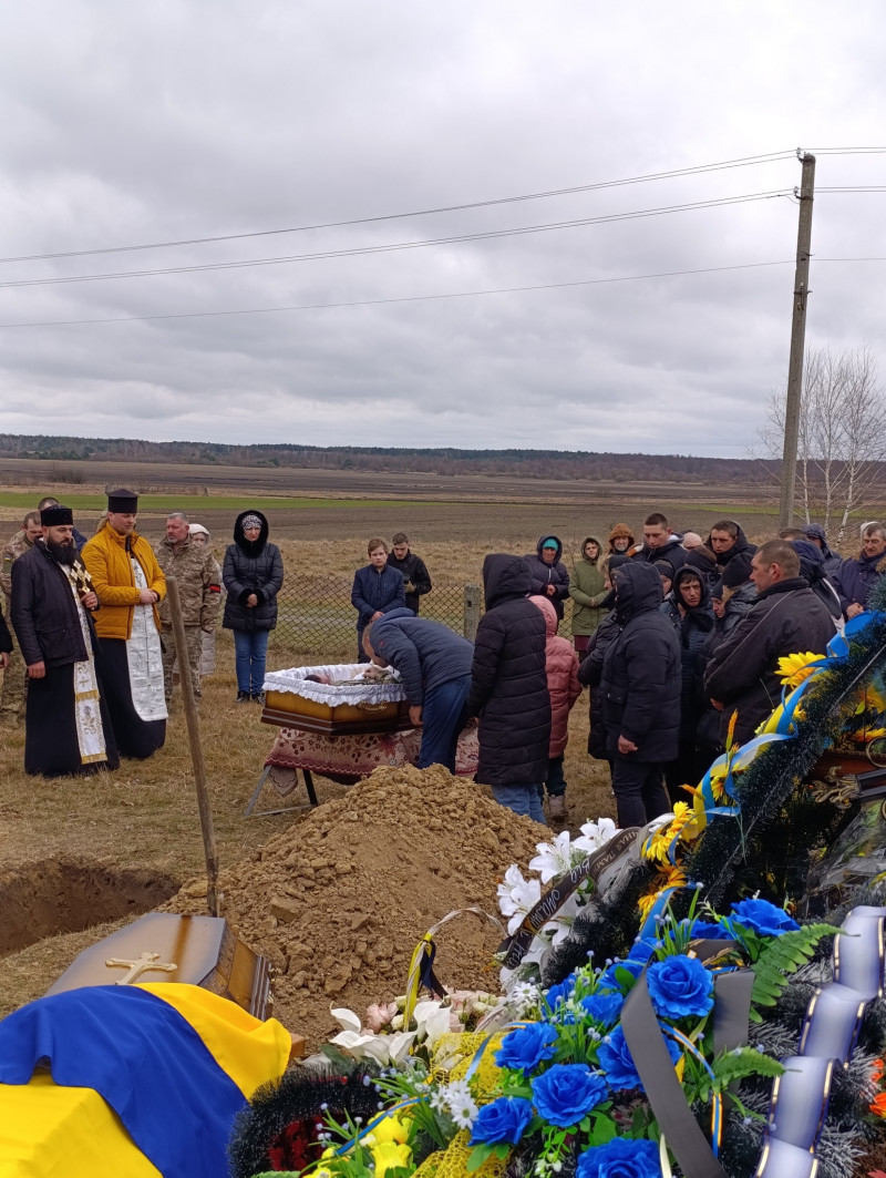 Нещодавно одружився, мріяв про спільне життя з коханою і про дітей: на Волині поховали 23-річного Героя Віталія Забродського