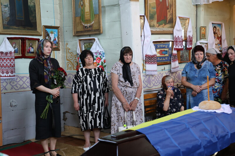 Замість зустрічі — останнє прощання: у Луцькій громаді син із фронту приїхав на похорон батька, який загинув на війні