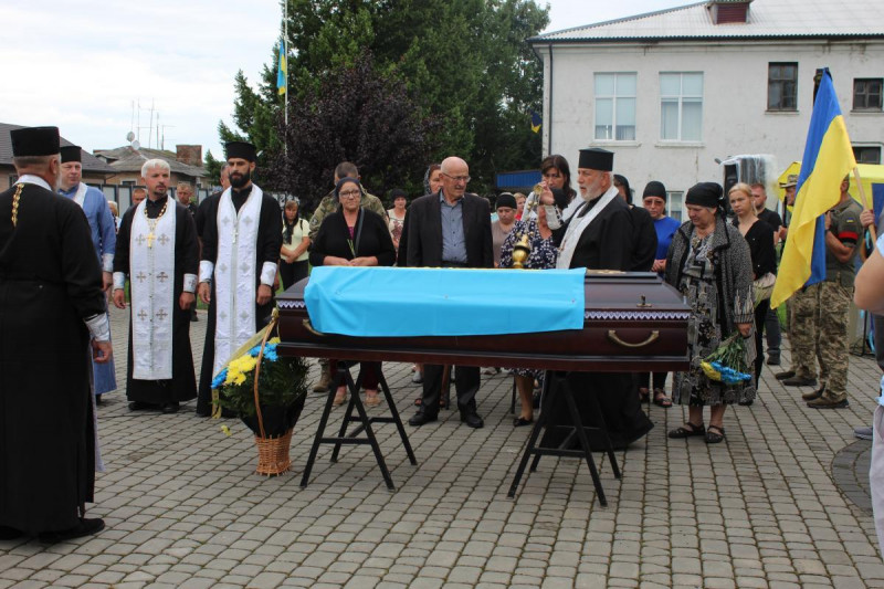 Весільний коровай - у траурній процесії: на Волині попрощалися з Героєм Віктором Бурковським