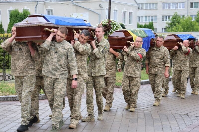 Траурний день у Луцьку: громада попрощалася з трьома захисниками України