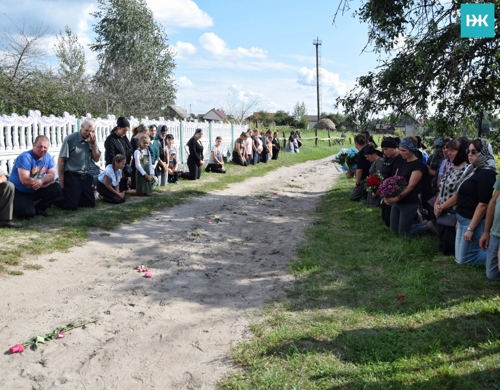 Понад рік вважався безвісти зниклим: на Волині всім селом прощалися з молодим Героєм Василем Канюкою