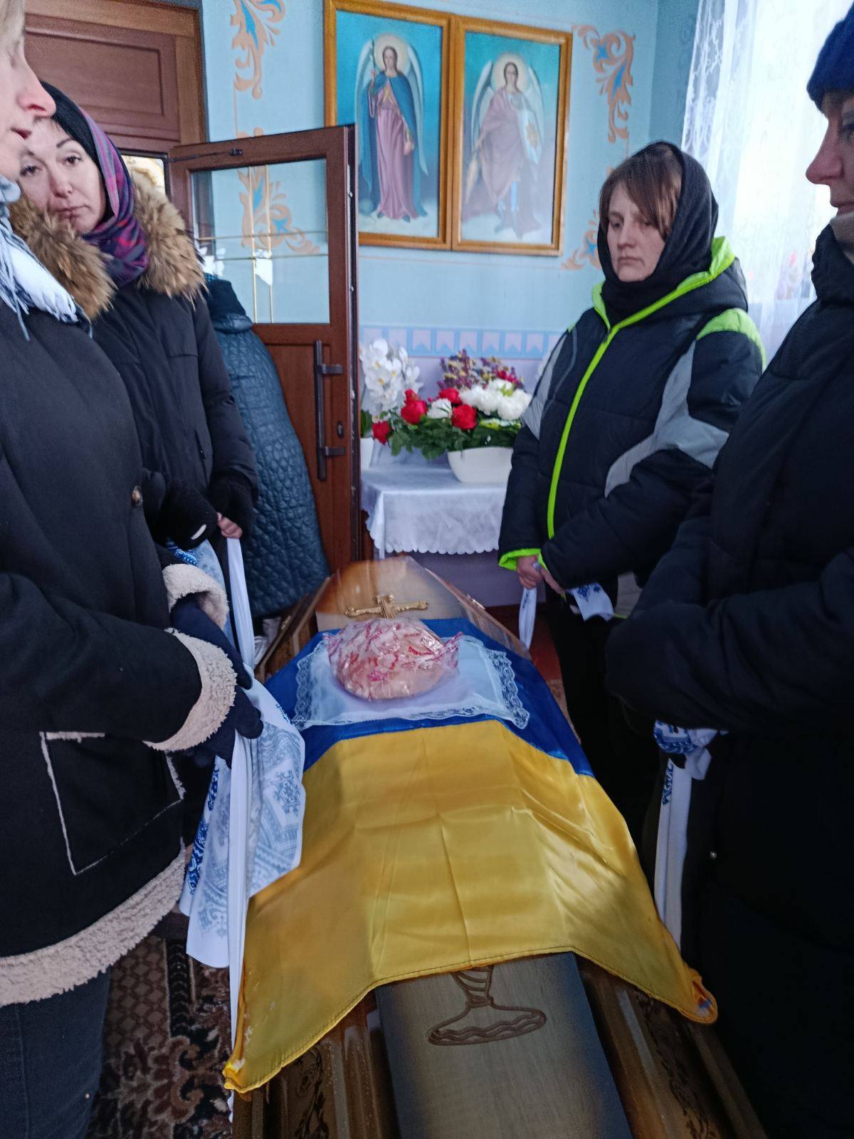 На Волині в останню земну дорогу провели захисника Анатолія Денисюка