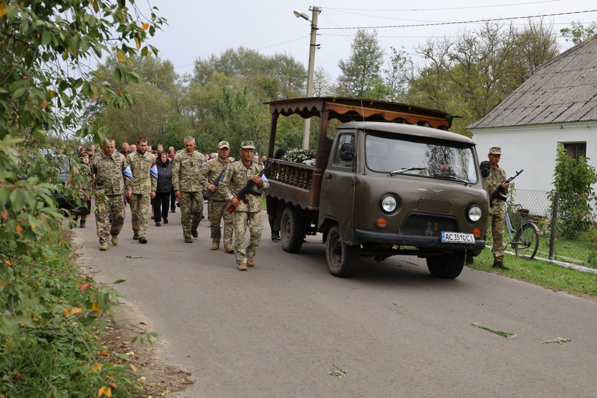 Не встиг одружитися й відчути радості батьківства: на Волині попрощалися з Героєм Олександром Коцурою