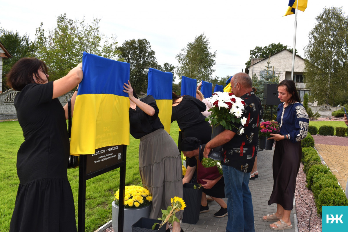 Сльози, голуби та шана загиблим захисникам: у громаді на Волині відкрили Алею пам’яті Героям