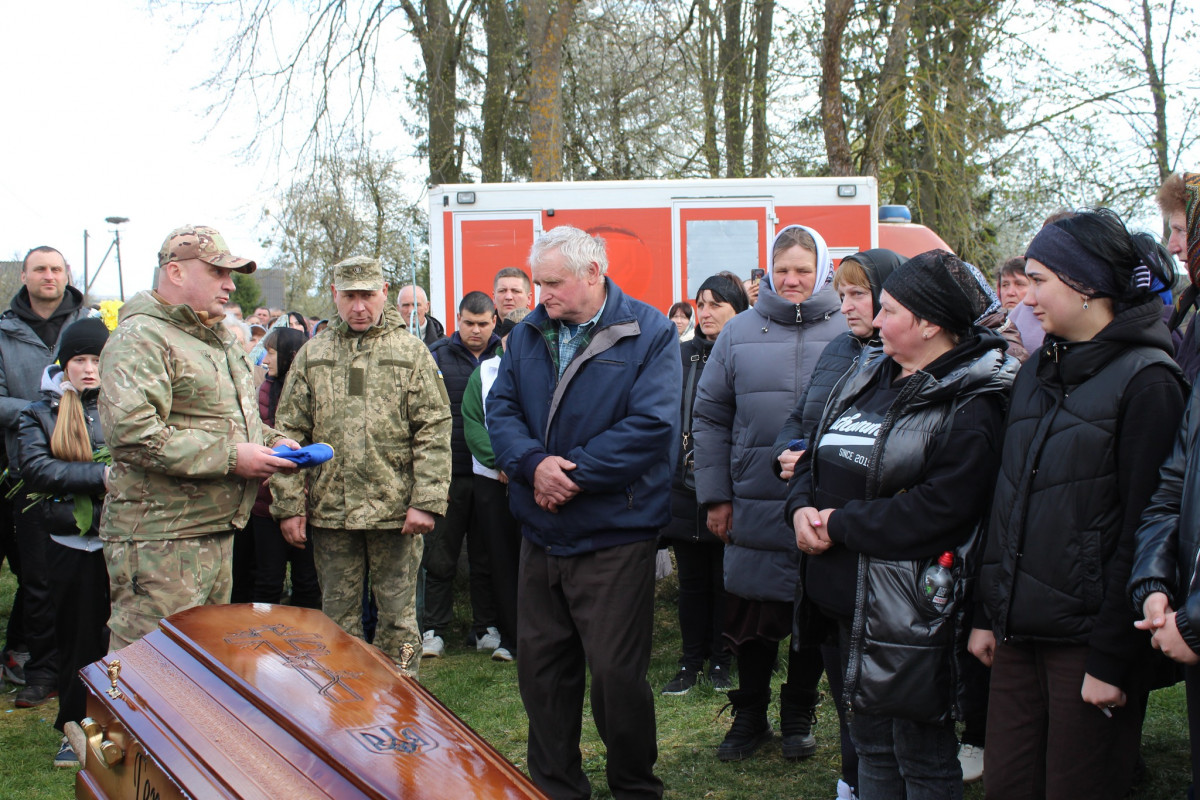 «Тепер тато захищатиме з небес»: волиняни попрощалася з 25-річним Антоном Хвостюком