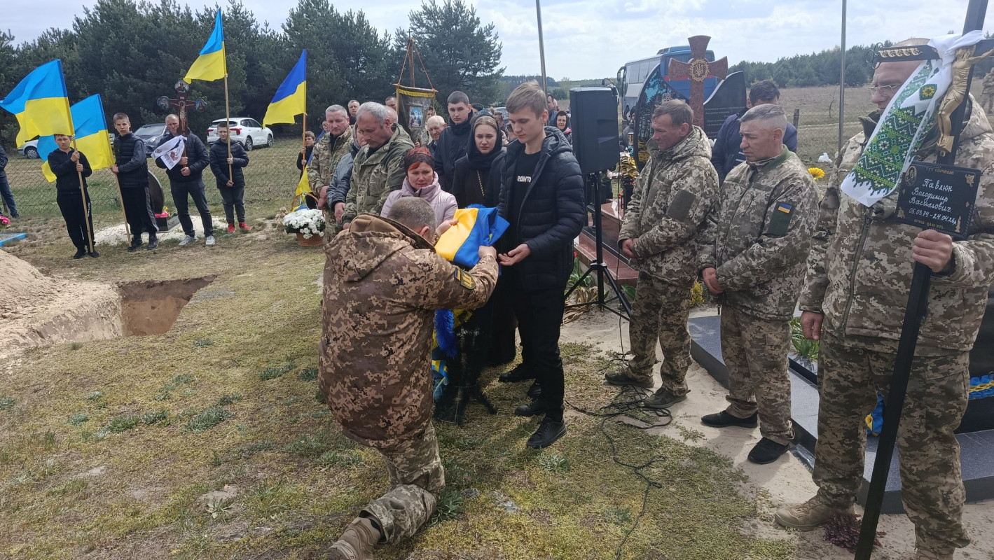 Добровільно став на захист країни: на Волині попрощалися із захисником Володимиром Павлюком