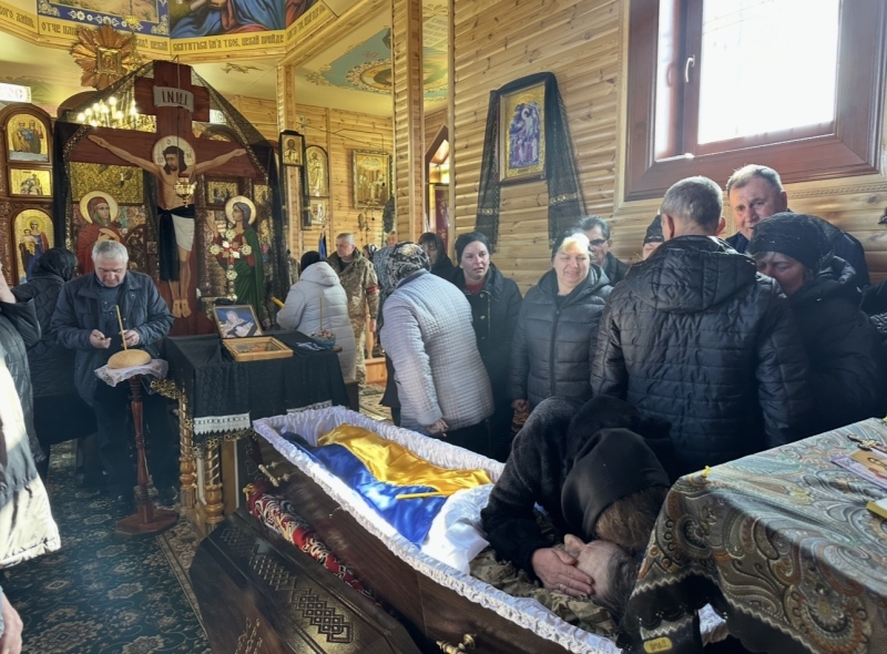 У громаді на Волині сотні людей вийшли провести полеглого Героя Василя Філончука в останню дорогу