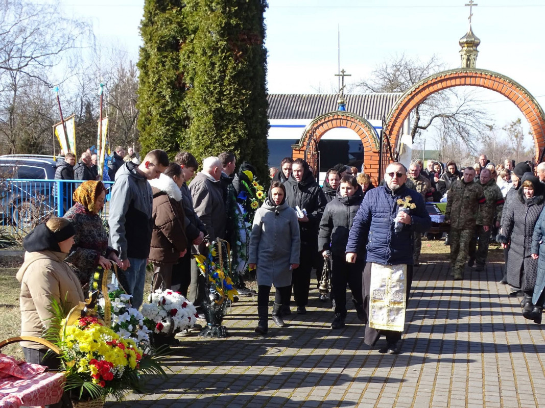 Після довгих місяців невідомості: на Волині провели в останню путь захисника Віталія Дудика