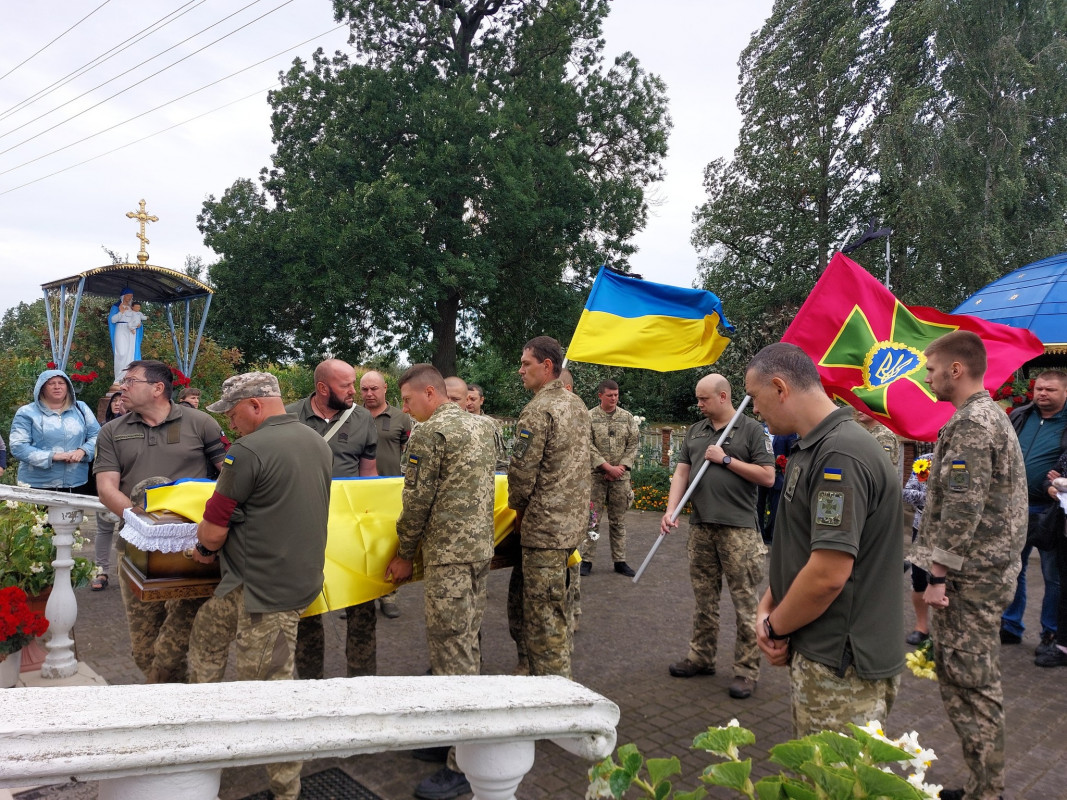 Три місяці боротьби за життя: на Волині провели в останню дорогу захисника Олександра Гуля