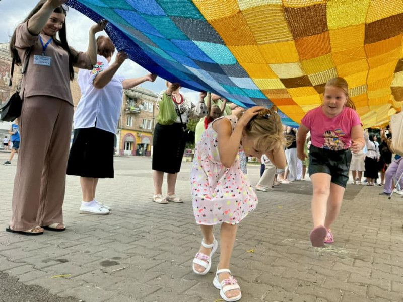 У місті на Волині розгорнули найбільший в'язаний прапор України