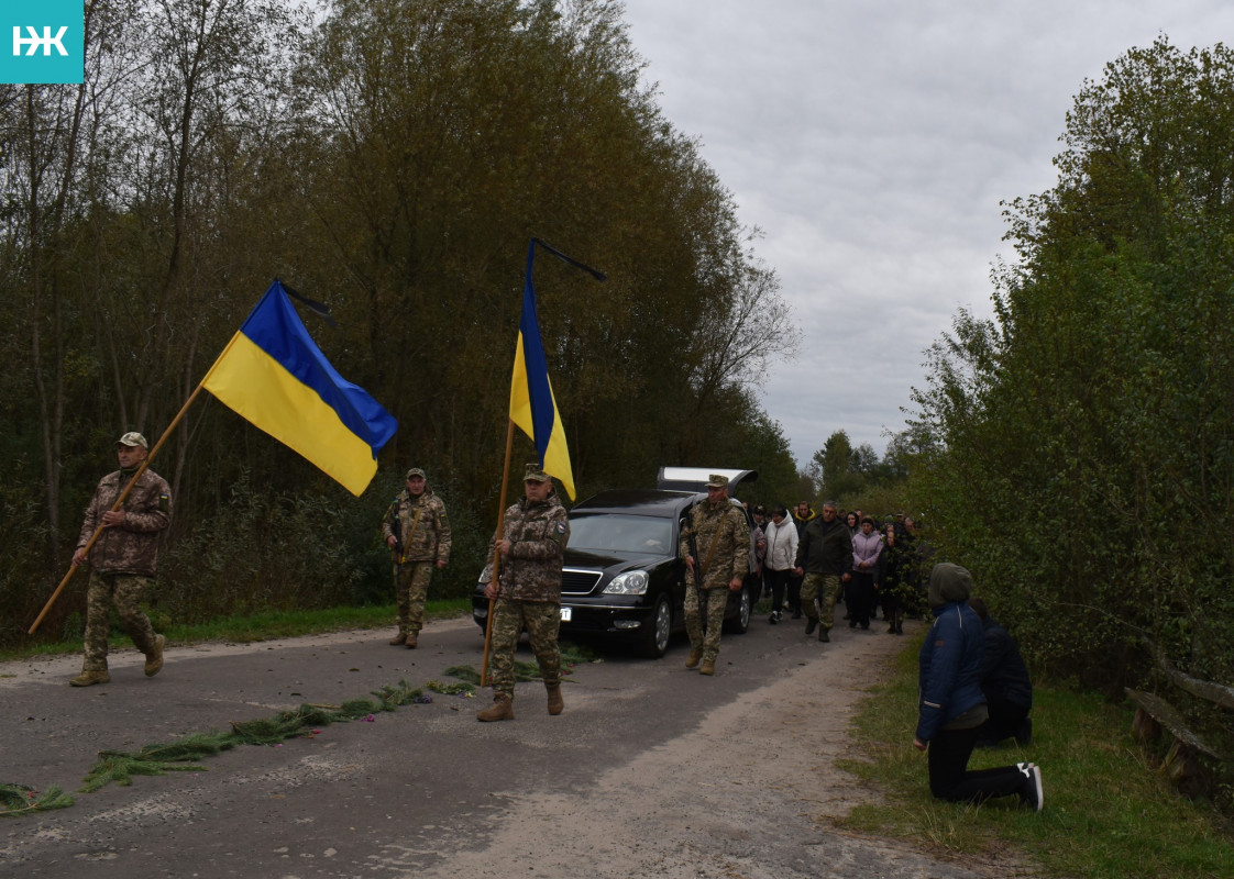 Громада у жалобі: на Волині в останню дорогу провели молодого захисника Станіслава Барана