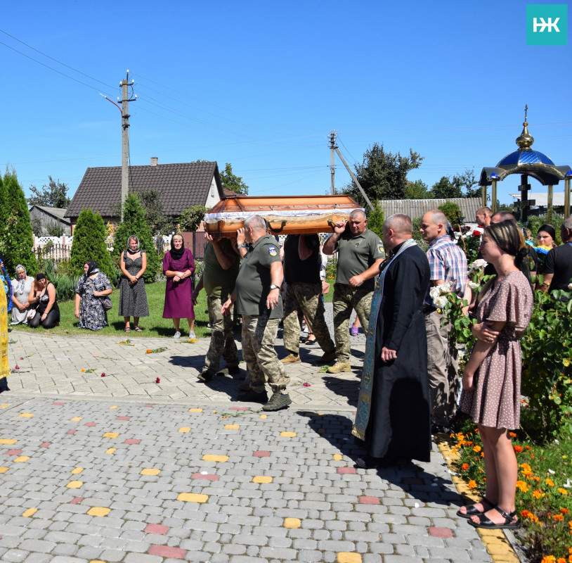 Маленька донечка стояла біля труни і ще не розуміла, що бачить татка востаннє: на Волині попрощалися із молодим Героєм Павлом Макарчуком