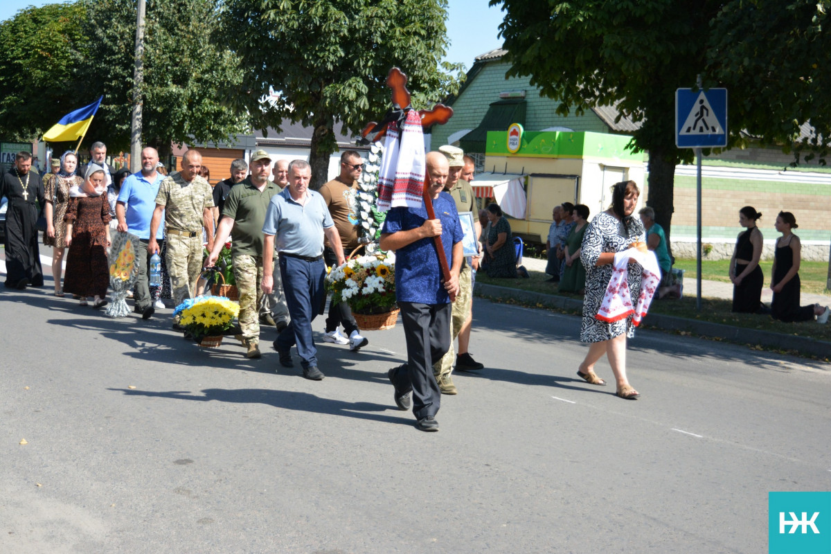 Пройшов крізь жахіття війни: волиняни провели в останню дорогу захисника України Степана Смаля