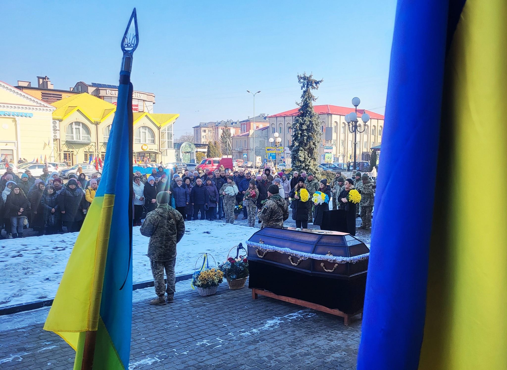 Приклад справжнього чоловіка, тата, наставника, вихователя: на Волині попрощалися з Героєм Миколою Боршуляком