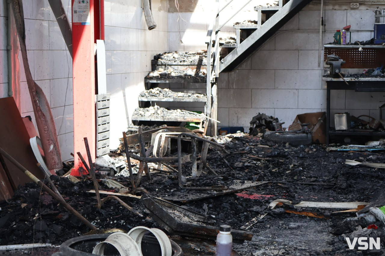Внаслідок вибуху зруйновано 16 гаражів і пошкоджено щонайменше 5 автомобілів: репортаж з епіцентру ворожої атаки на Луцьк
