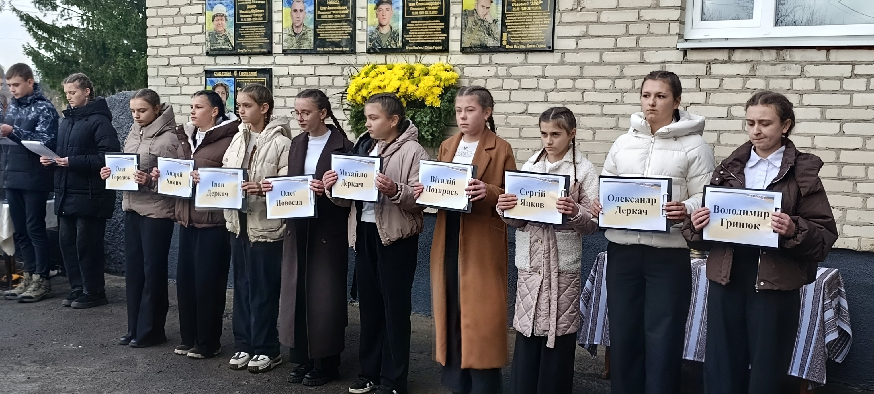 На фасаді сільського ліцею на Волині відкрили аж сім меморіальних дощок загиблим Героям