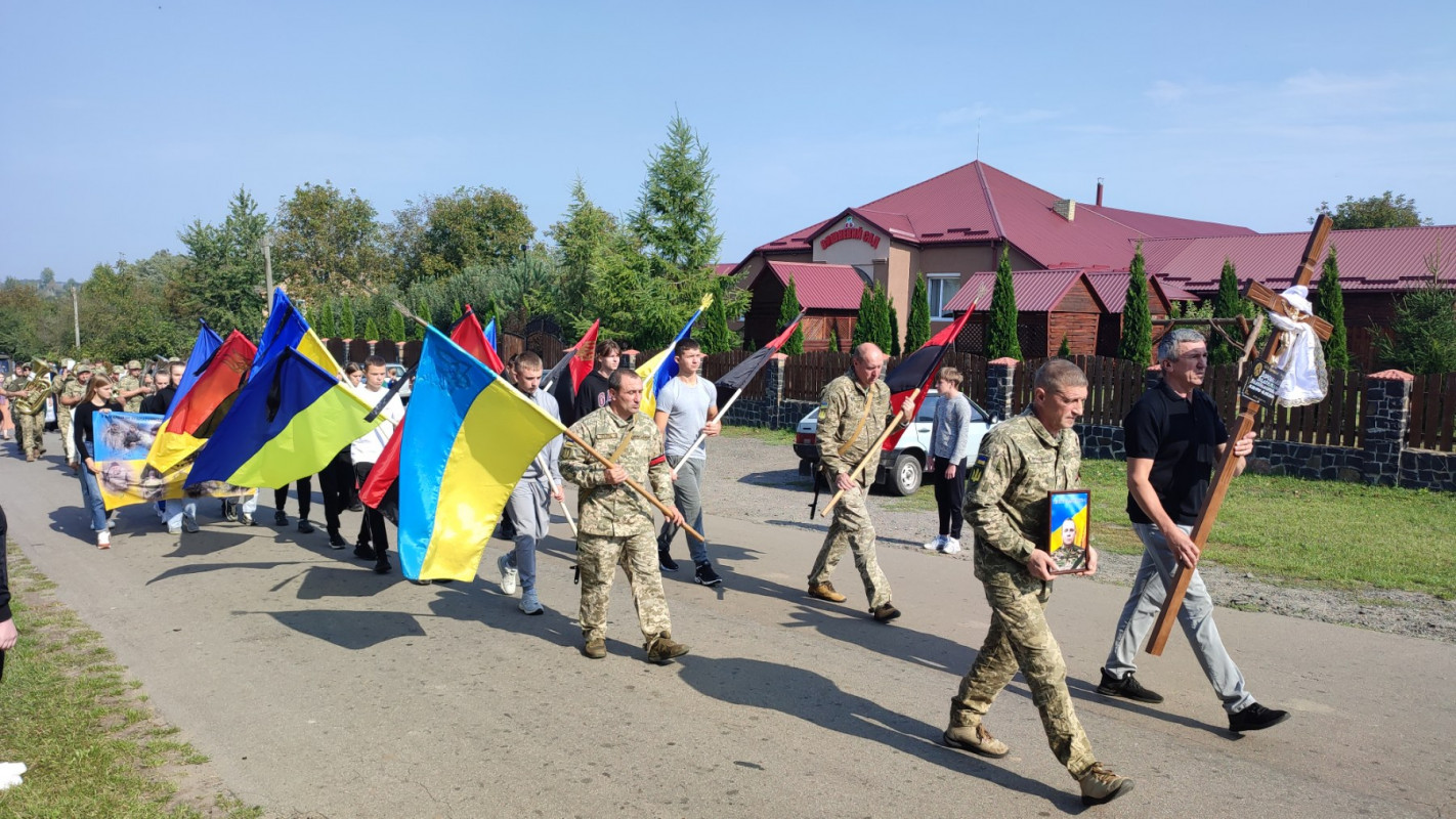 У Луцькому районі всім селищем прощалися із захисником Валентином Ворошилом