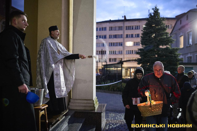 Як у Луцьку освячували кошики напередодні Великодня