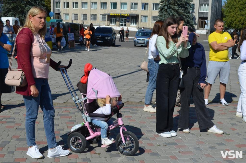 В місті на Волині на благодійному святі зібрали майже 150 тисяч гривень для ЗСУ. Фоторепортаж