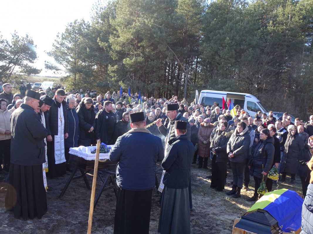 Двічі був поранений, проте після лікування знову ставав у стрій: на Волині в останню дорогу провели Героя Сергія Савчука