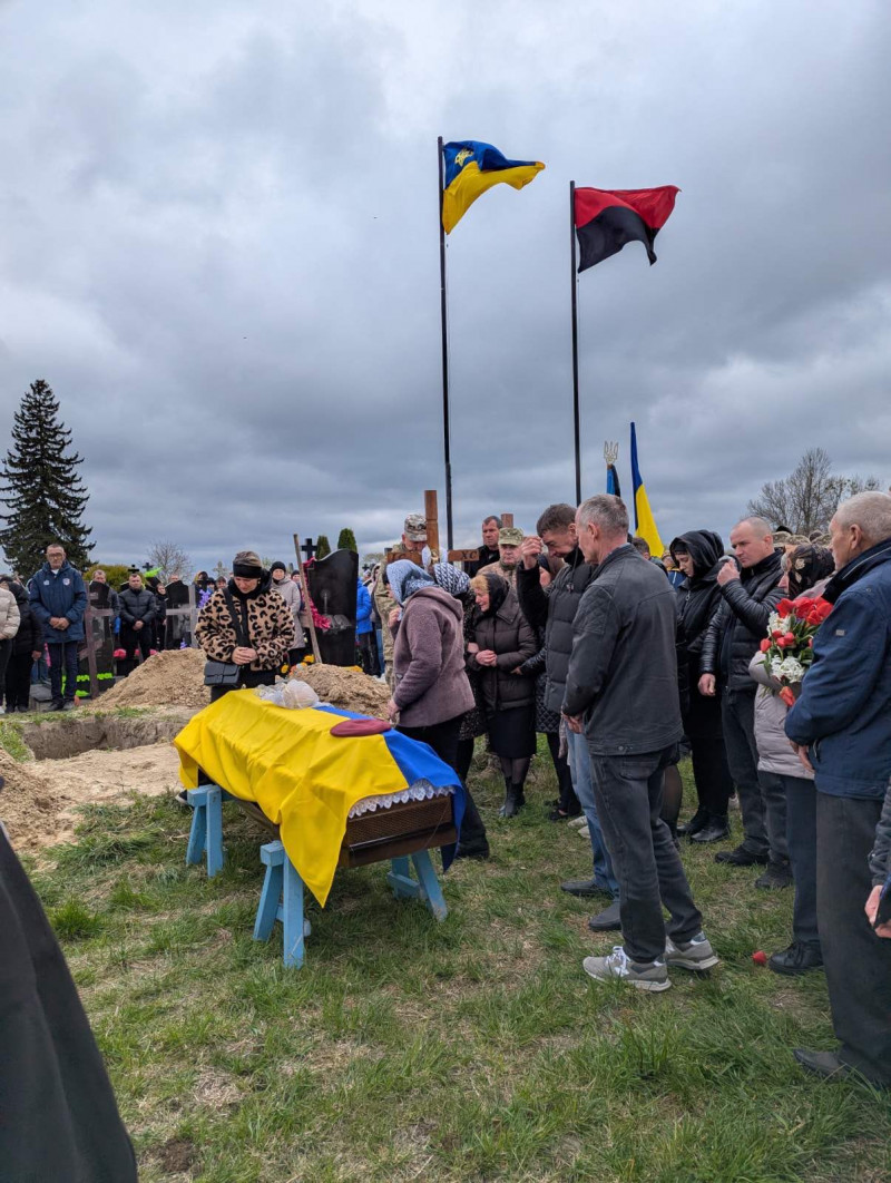 Понад півтора року вважався зниклим безвісти: на Волинь «на щиті» повернувся Герой Дмитро Новосад