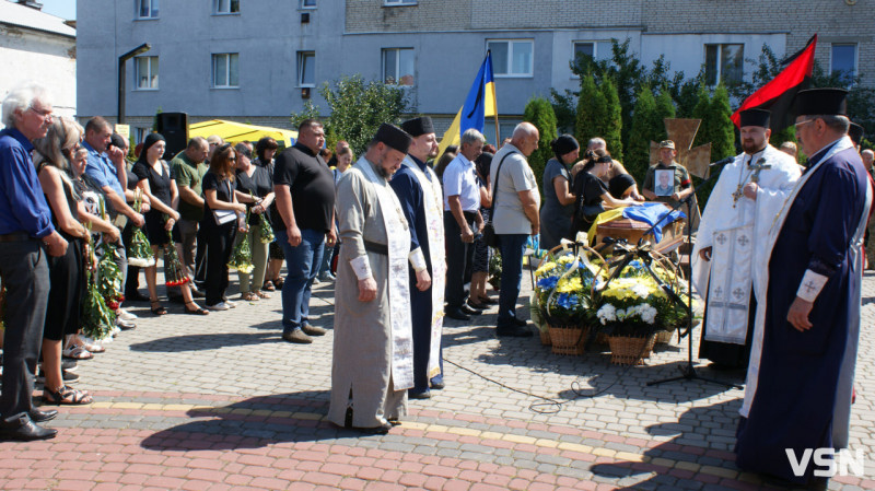 Рідні сподівалися, що в полоні, але дива не сталося: у Рожищі провели в останню путь воїна Миколу Катеринюка
