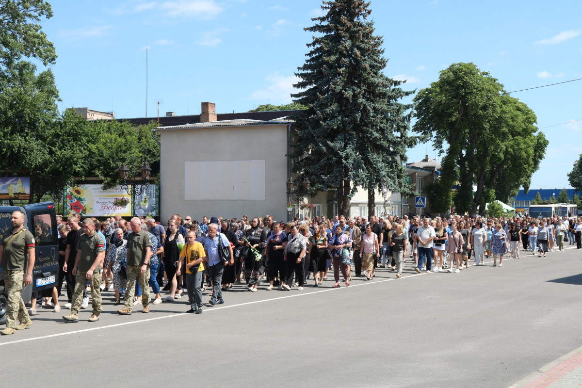 Невтомний трудівник, гарний сім’янин і надійний друг: на Волині всім селом ховали загиблого Героя Сергія Кравчука