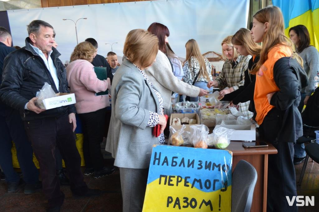 Торгували для ЗСУ: юні волонтери-пончикісти провели на Волинській митниці благодійний ярмарок