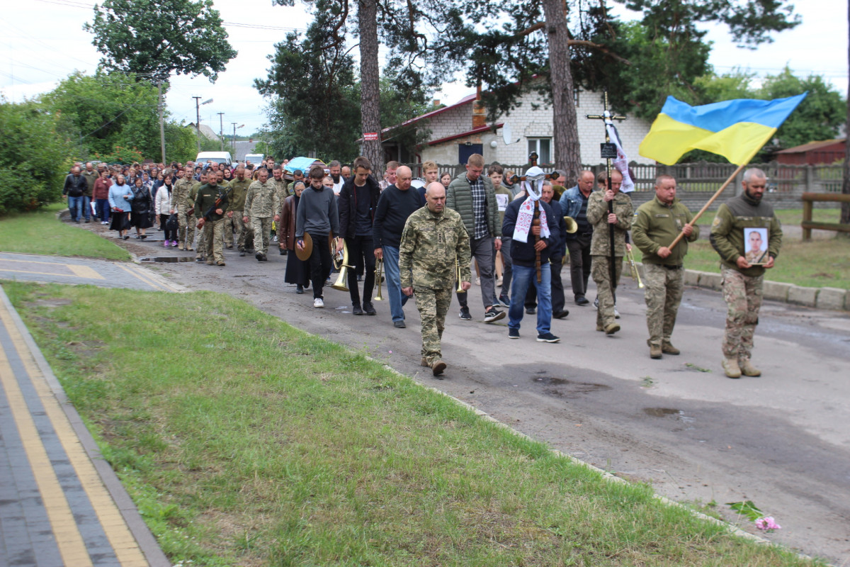 У Маневичах в останню земну дорогу провели воїна Андрія Іщика