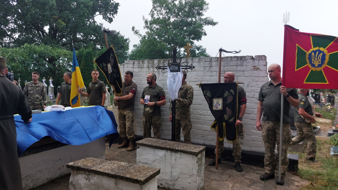 Три місяці боротьби за життя: на Волині провели в останню дорогу захисника Олександра Гуля