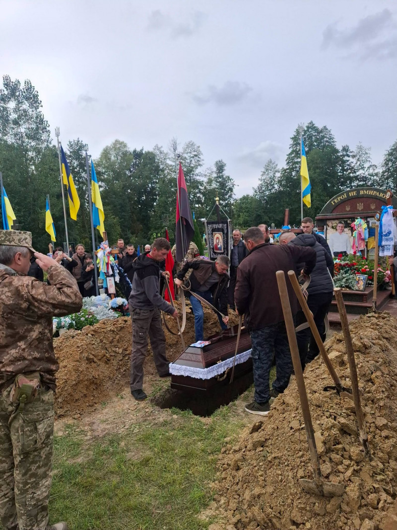 Волиняни попрощалися із захисником Олександром Пінчуком, який понад два роки вважався зниклим безвісти