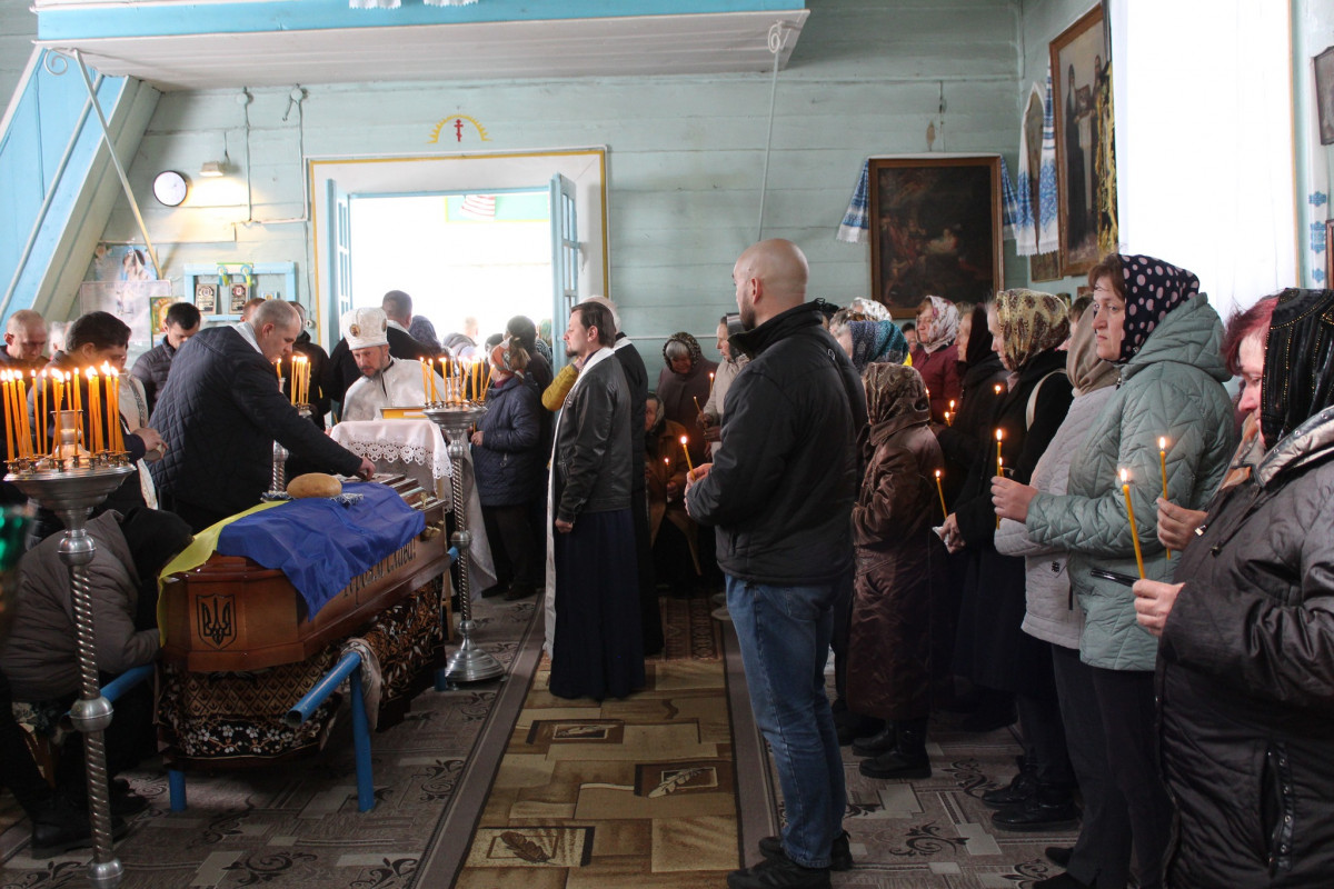 Не дочекалася дружина, не обійняла мама: волиняни попрощалися з полеглим Героєм Дмитром Демчуком