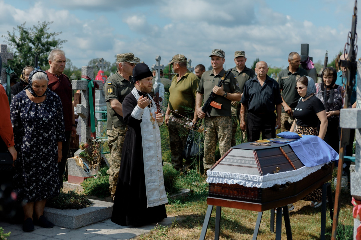 Кращі сини України йдуть у Небесне військо: на Волині в останню дорогу провели загиблого воїна Анатолія Захарчука