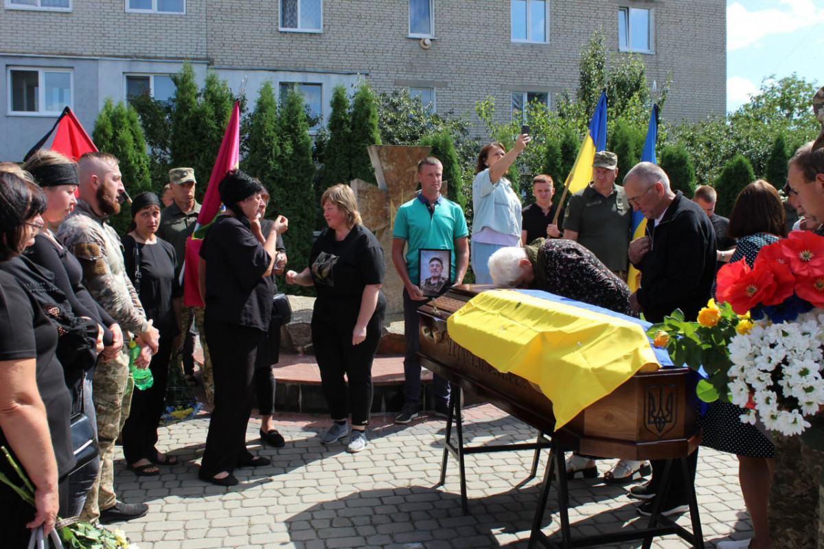«Він ніколи не жалівся»: волиняни попрощалися із захисником Михайлом Присяжнюком