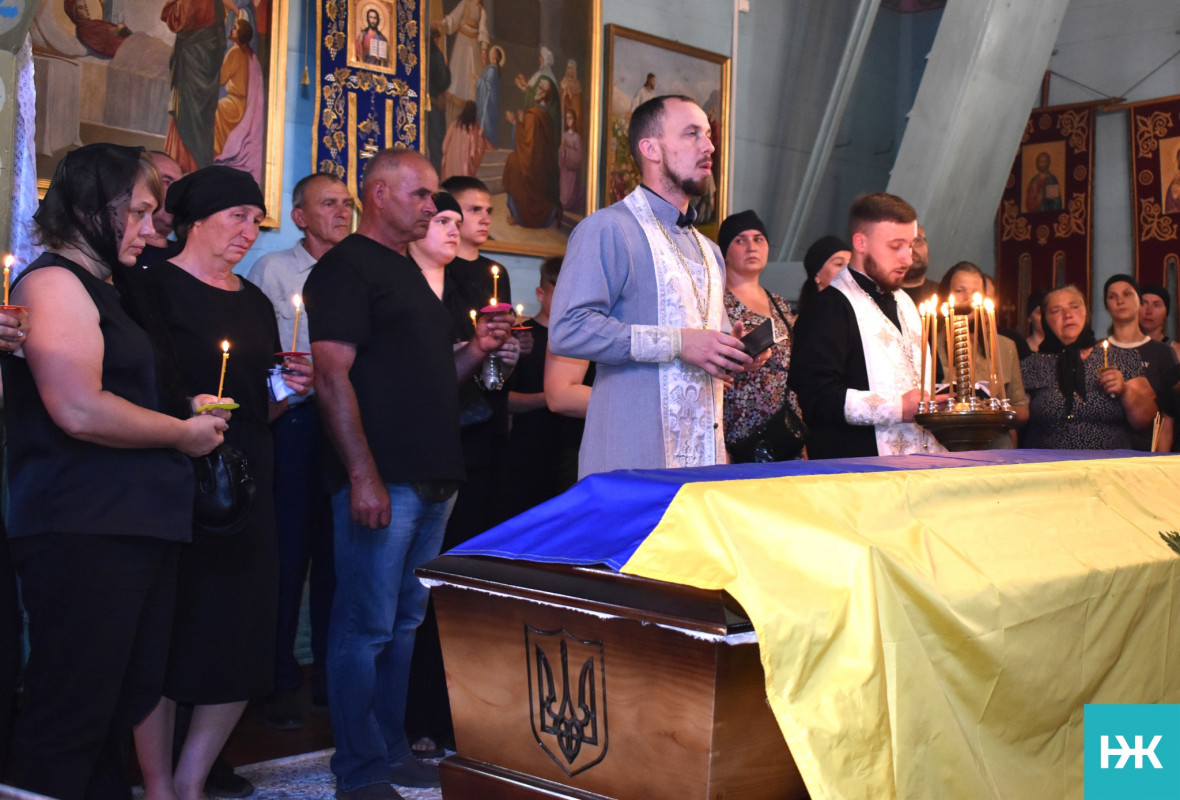 Кохана – у чорному, село – в сльозах: на Волині попрощалися з молодим Героєм Володимиром Черевком